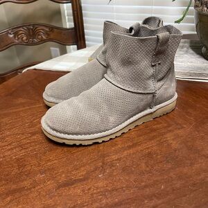 UGG CLASSIC UNLINED MINI PERF  Boots Ankle